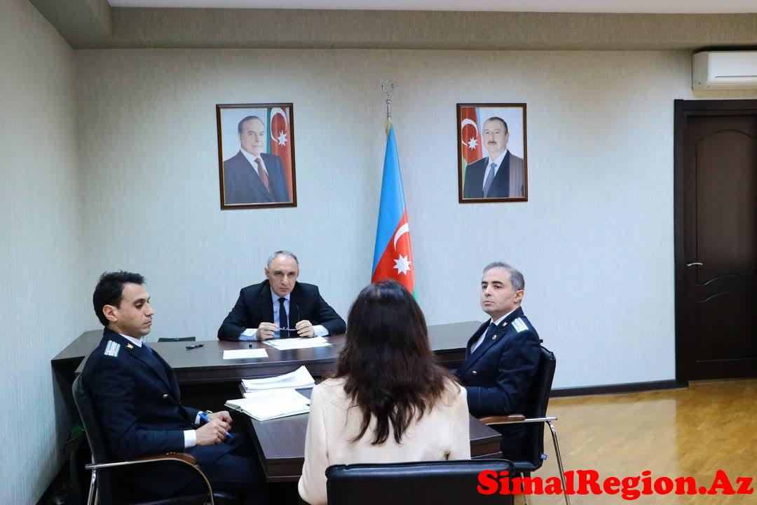 Baş prokuror vətəndaşları qəbul edib