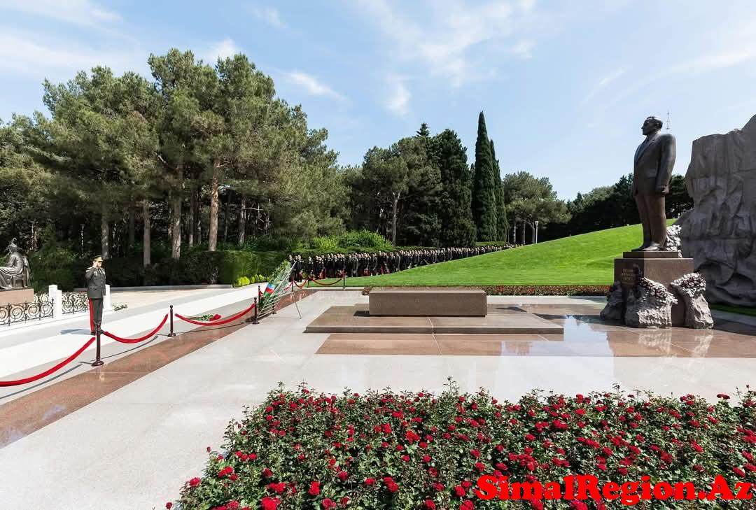 Daxili İşlər Nazirliyinin əməkdaşları Fəxri xiyabanda ümummilli liderin xatirəsini ehtiramla yad ediblər