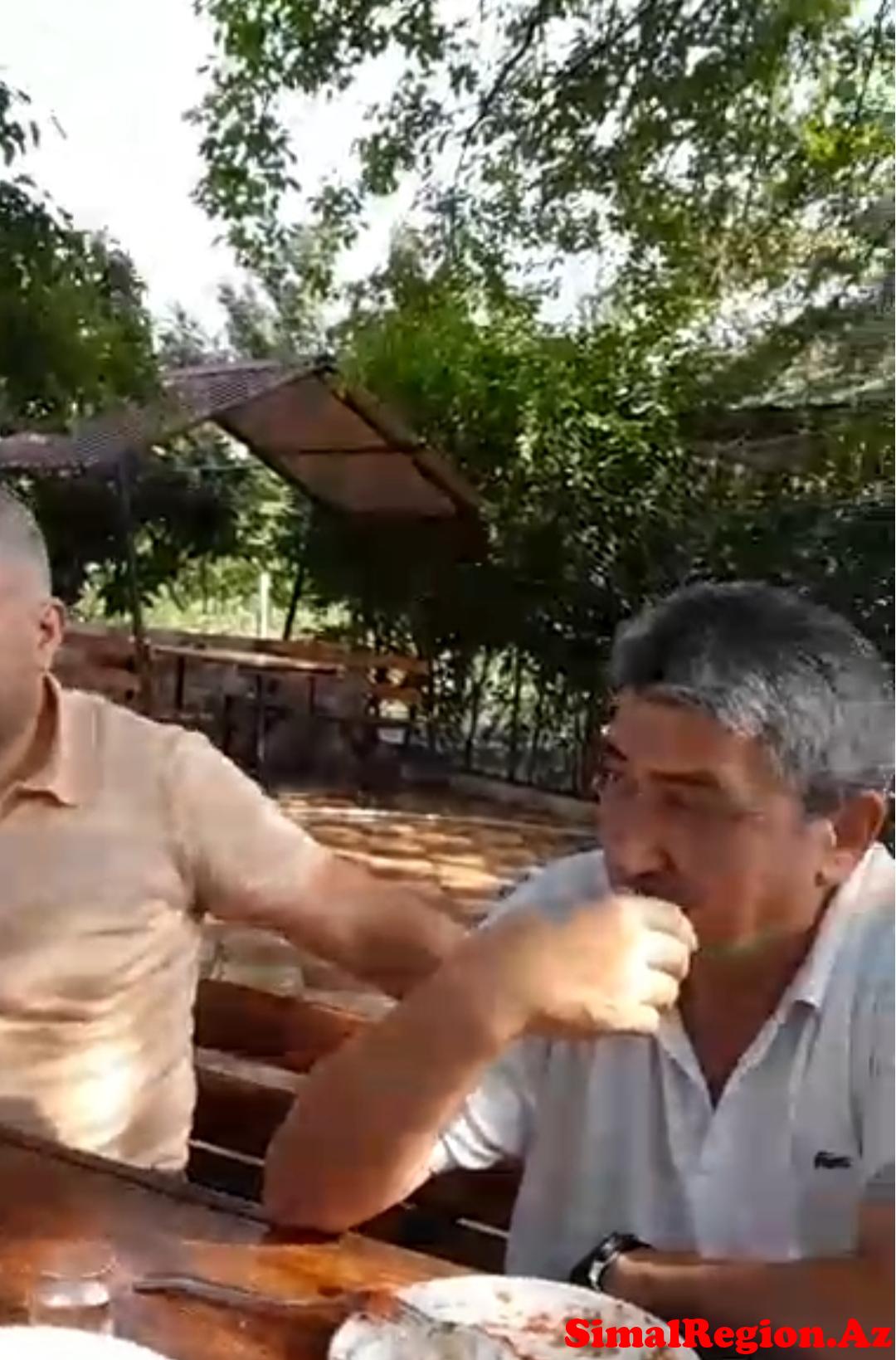 Goranboy mədəniyyətinə yeni geyim forması gətirmiş İsax Məmmədovun işçiləri iş vaxtı kafelərdə vaxt keçirdirlər