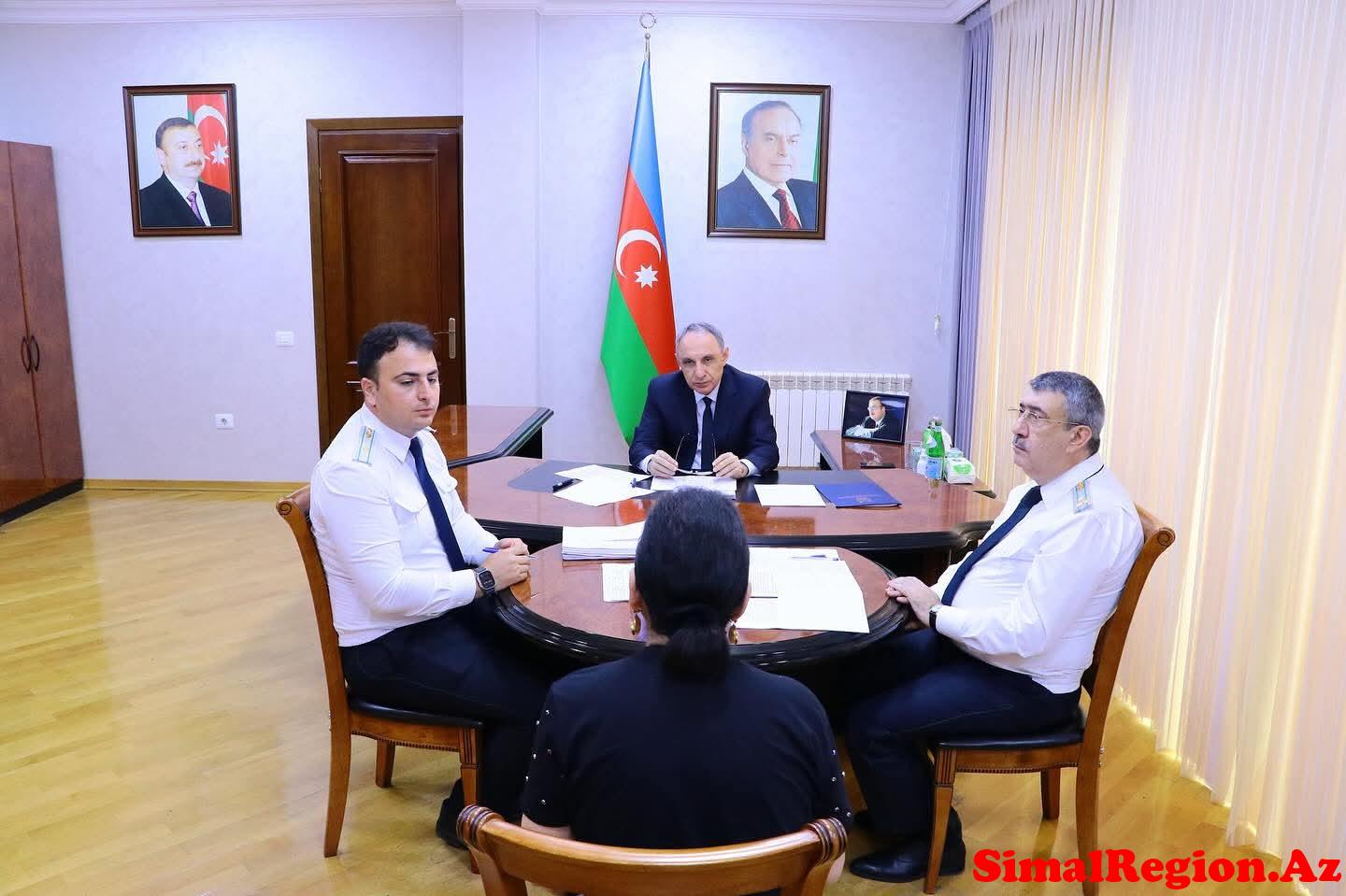 Baş prokuror vətəndaşları qəbul edib